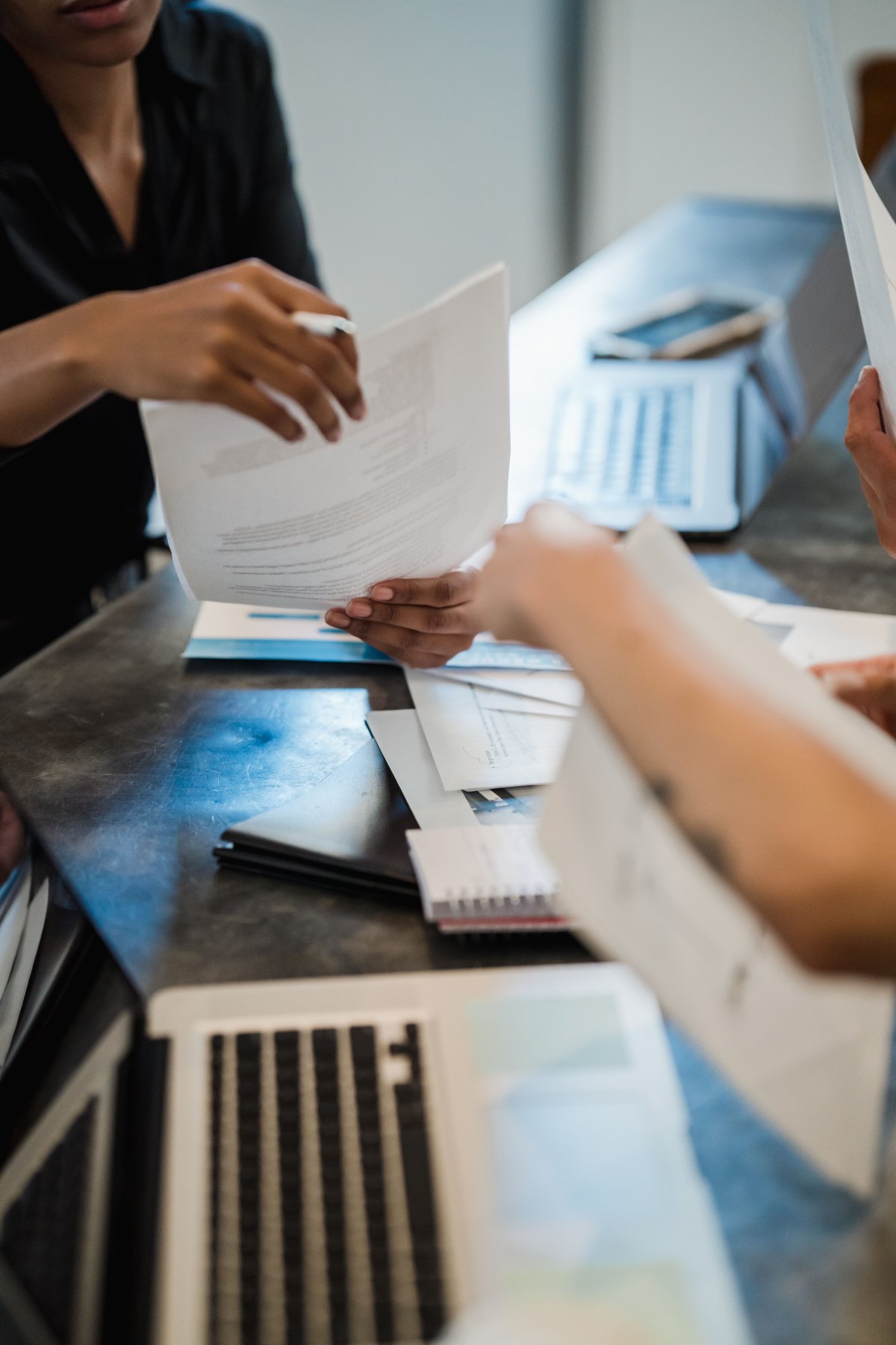 Dos personas revisando documentación legal sobre una mesa de trabajo